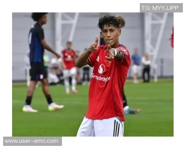 15岁小将JJ加布里埃尔与传奇教练弗格森合影感慨荣幸之至 15岁小将JJ加布里埃尔与传奇教练弗格森合影感慨荣幸之至